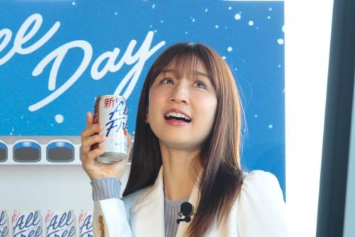 オールフリーを掲げる小倉優子