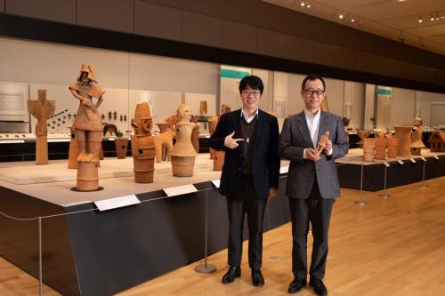 監修の東京国立博物館の考古室長 河野正訓さん（右）と、考古室主任研究員の山本亮さん。
