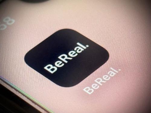 「BeRealテロ」と呼ばれる情報漏えい問題 銀行事案で見えた“2分投稿”の落とし穴