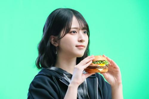 バーガーを食べる佐々木さん