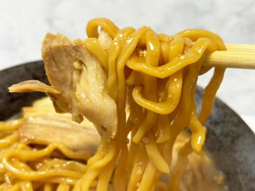 麺を一気にすする