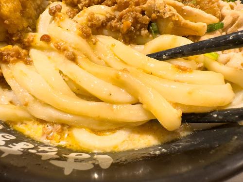 ボリューミーさとは裏腹に、うどんの食べ口はとても軽やか。担々のタレの香ばしさと甘さが食欲をそそる