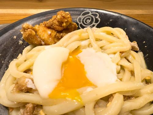 別添えの半熟卵が後半戦にオススメ。やさしい味わいにまろやかさがプラス