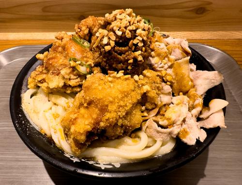大盛りのうどんに唐揚げと豚しゃぶ、担々が乗っかっている「爆担々」