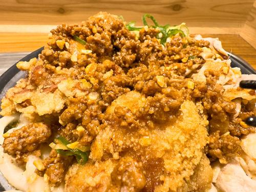 唐揚げに担々を乗せて食べると、スパイシーさとジューシーさが倍増