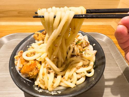 持つ手がプルプルしてしまうほどに重量を感じるうどん