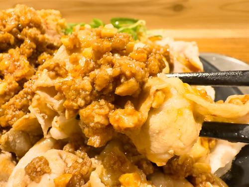 豚しゃぶと担々の相性も抜群。豚肉の甘味が引き出される