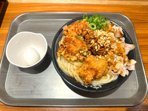 美しい盛り付けの「爆担々」。温玉は別皿で提供