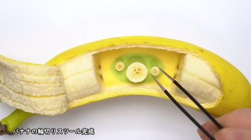 「輪切りのテーブルと椅子」