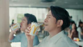 マックのアイスコーヒーには“相性の基準バーガー”がある？　公式が意外な豆知識を公開