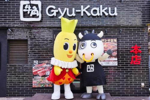 牛角公式キャラクター「うっしー」と、ハッピーターン公式キャラクター「ターン王子」