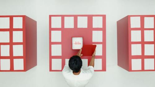 巨大な赤い実験場に足を踏み入れた反町さん