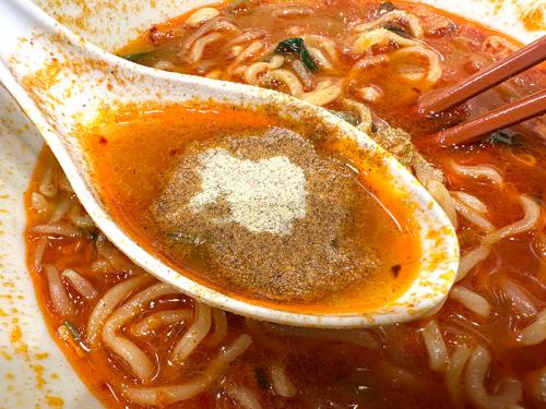 コショウを加えると、辛さがシャープになって軽やかな味わいに
