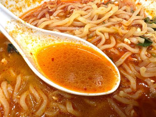 酢をレンゲ1杯加えると、酸っぱ辛い「酸辣湯」の味わいに