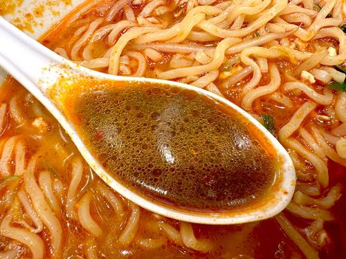 テーブルの調味料で味変を楽しむ。醤油を加えると塩味に芯が出て力強い味わいに