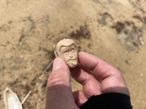 海辺で3度拾った頭だけルパン 不気味すぎるフィギュアの正体は"昭和のハズレ景品”