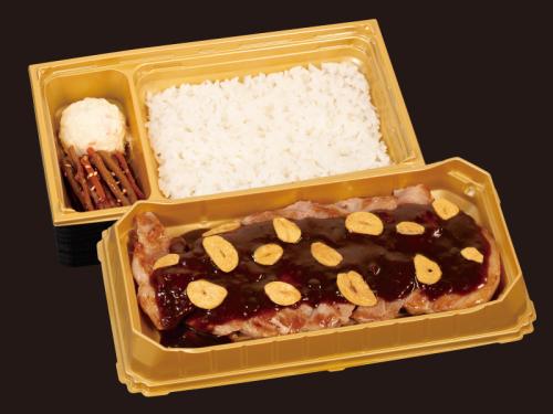 甘い脂身が柔らかくジューシーな「国産雪国育ち豚」を使用したトンテキ