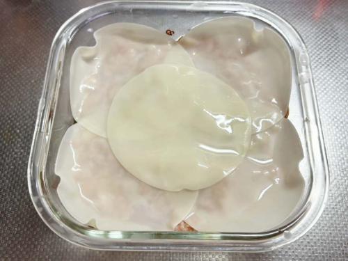 餃子の皮でふたをする