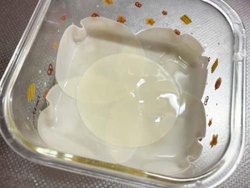 耐熱容器に餃子の皮を敷く