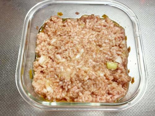 肉ダネを流し込む