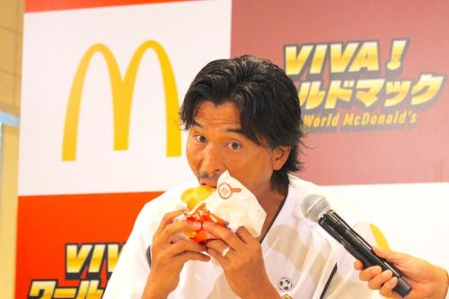 試食する中澤さん