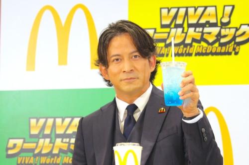 ドリンクを掲げる岡田さん