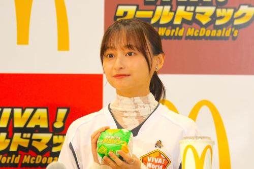 新商品を持つ影山さん