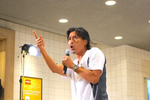 パフォーマンスをする中澤さん