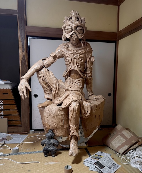 新聞紙とガムテープで醸す神秘感……畳に佇む坐像に「脳を焼かれました」