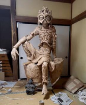新聞紙とガムテープで醸す神秘感……畳に佇む坐像に「脳を焼かれました」