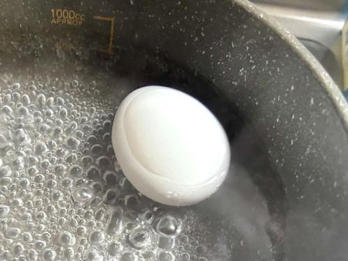 卵を茹でる