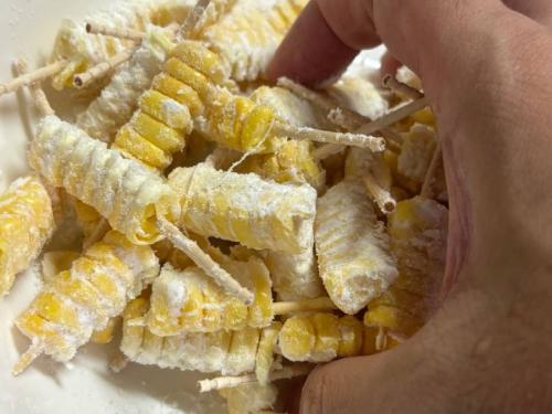 ボウルに移し、片栗粉をまぶす