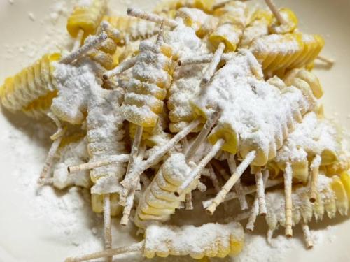 ボウルに移し、片栗粉をまぶす
