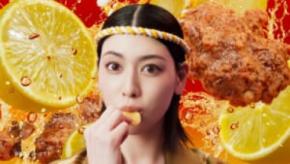 三吉彩花、ねじり鉢巻で太鼓を豪快に打ち鳴らす 「湖池屋ストロング」新TVCMが7月1日より放映開始