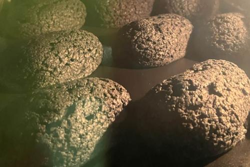 開発を重ねて焼き上げられた「漆黒のザクザクシュー生地」