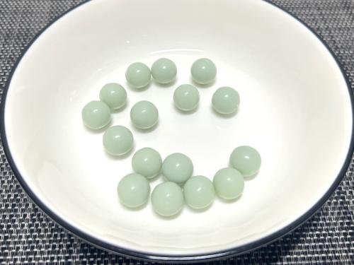 やや緑色がかった青色