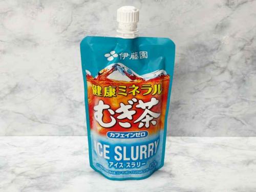 暑すぎる夏に「凍らせて揉むむぎ茶」　伊藤園のアイススラリーを飲んでみた
