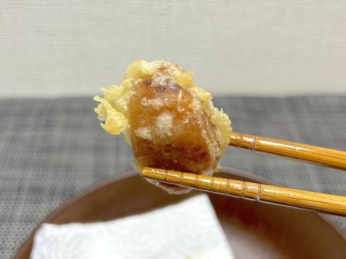種なしの梅干の天ぷらを食べる