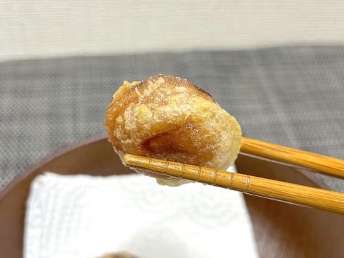 種ありの梅干し天ぷらを食べる