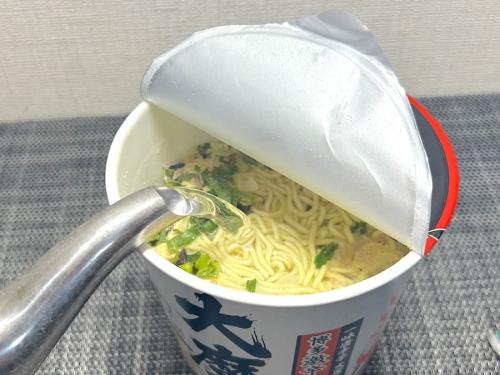 お湯を注ぐ