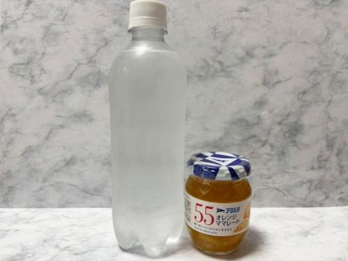 炭酸水とジャムを用意