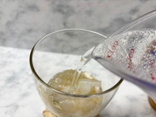 炭酸水を入れる