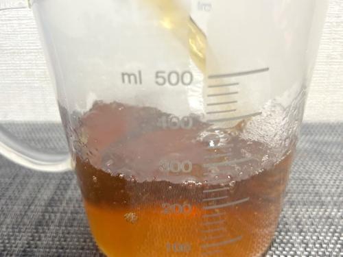 麦茶を注ぎ入れる