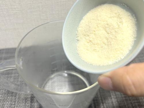 粉ゼラチンを入れる