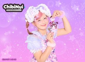 「Chibiぬいおすわりマスコット しなこ しなこボンボンVer.」が発売、CANDY A☆GO☆GOとの共同プロジェクト