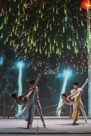 兵庫県淡路島の海上アートステージでバレエ公演「NATUREVERSE ~心が踊る海~」が8月1日開幕