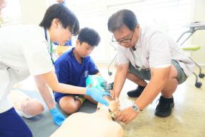 森ノ宮医療大学で小学生向け救命体験イベントを開催