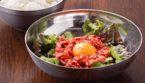 「炭火焼肉みさも」の新メニュー「ユッケビビンバ」が登場！美味しさと見た目の美しさに注目