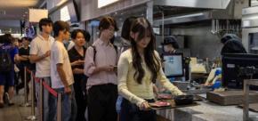 近畿大学で「近大マグロの日」開催、学生向け特別メニューを500円で提供