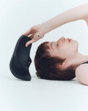 革新的な軽さと快適性を実現！CAMINANDOから新作フリップフラップサンダル登場